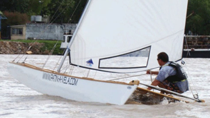 Un alumno construye patines a vela