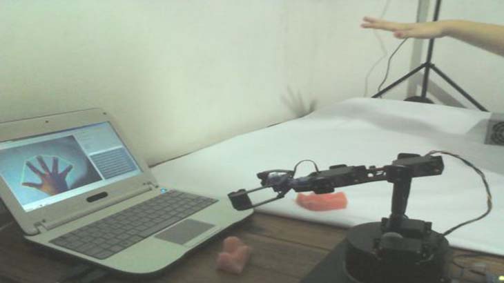 Un brazo robot que permite mover y clasificar objetos