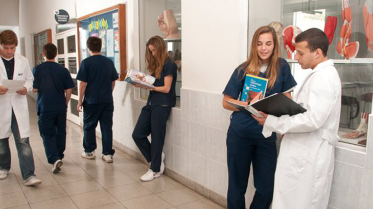 Factores motivacionales, psicosociales y logro en la universidad